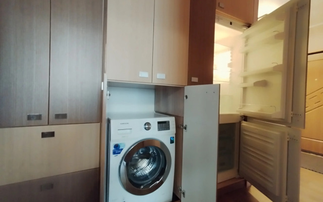 Prostornaya Na Oktyabryskom Prospekte Flat