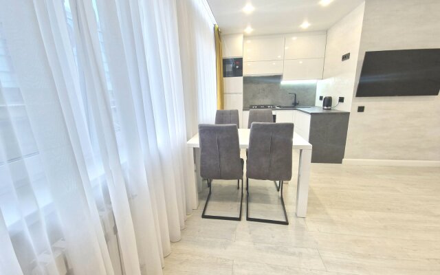 Tryohkomnatnyj Lyuks, centr, ploshchad' Pobedy, CHernyahovskogo 10A, Kolibri#10A Apartments