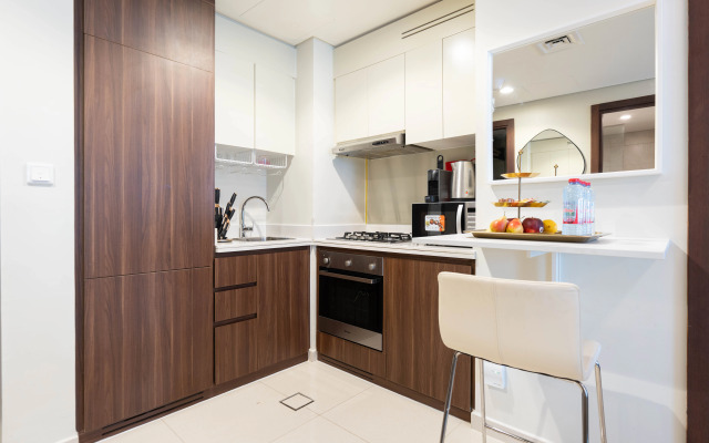 Keyrock Chic 2BR Escape Pool & Lake View Apartments