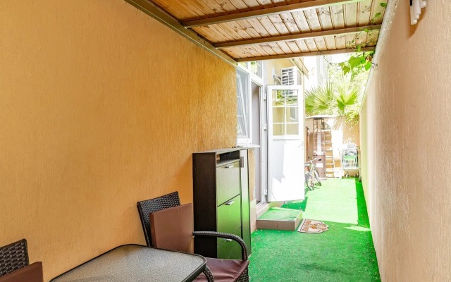 U Morya S Basseinom V Zhk Solnechny Apartments