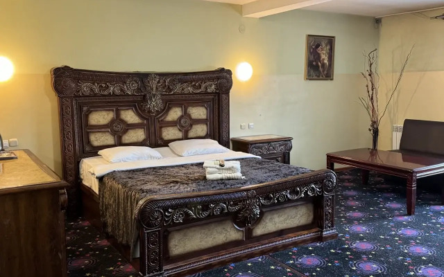 Avrora Hotel