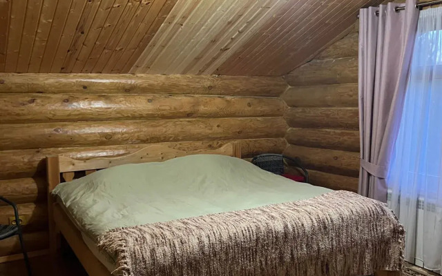 Uyutny dom v lesu u reki Private house
