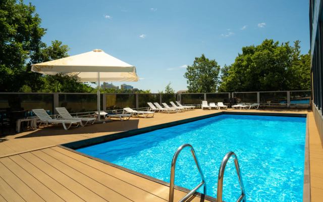 Greis Nebug Kalipso Hotel