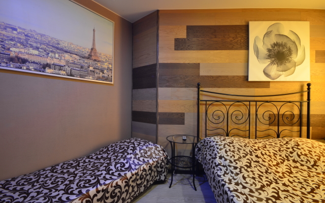 Na Naberezhnoy Na 9 Chelovek Flat