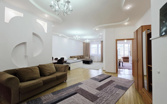 Trekhkomnatnye S Shikarnym Vidom Na Bayterek 251 Apartments