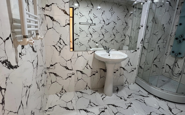 Квартира A two-bedroom apartment with a living room and a balcony in the city center.