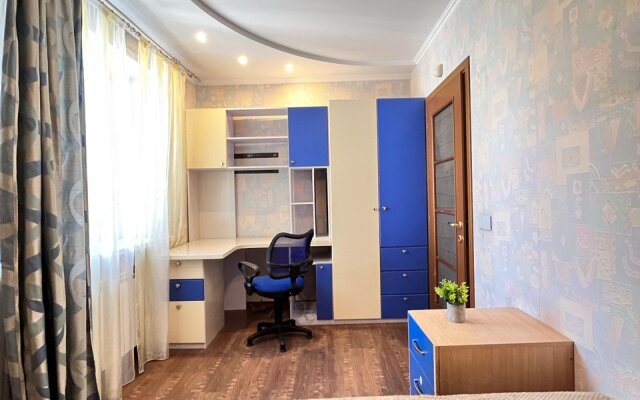 Trekhkomnatnye Apartamenty KvartBuro Flat