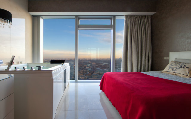 Golden Apartments Falcon jacuzzi on 48th floor