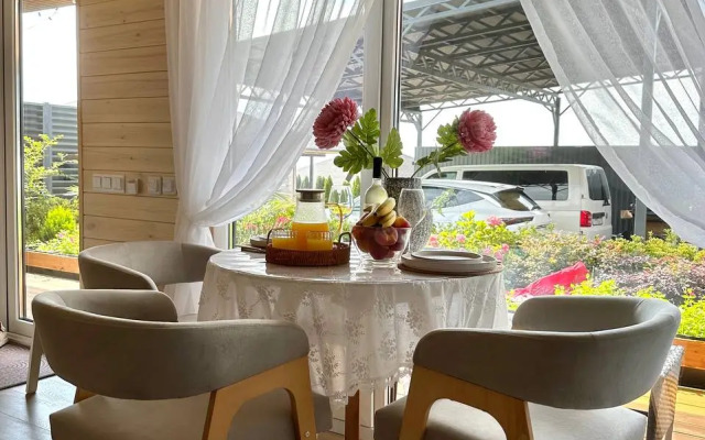 Eko s Basseynom Guest House