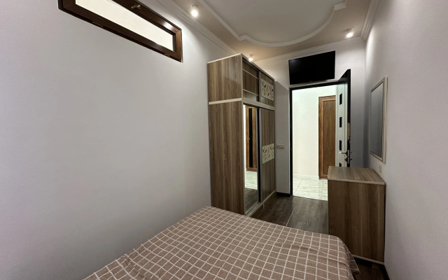 2-K, Ulitsa Amiryana, Am104 Flat