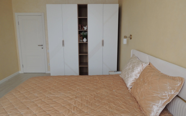 Umnaya S Alisoy Na Tsvetnike Flat