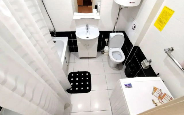 Na tsokol'nom etazhe spasayushchiye ot zhary s kukhonnoy zonoy Flat