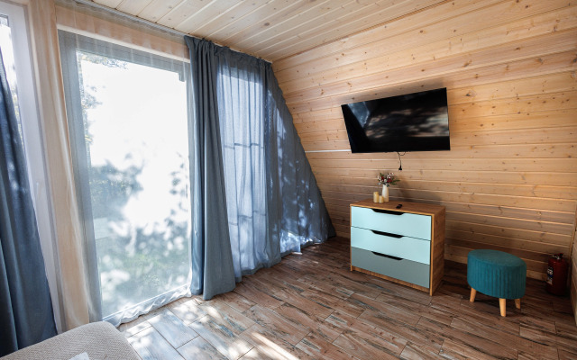 Частный дом А-фрейм для отдыха в дубовом лесу