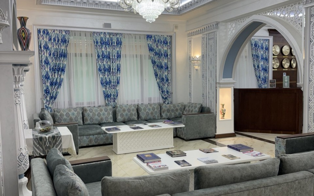 Отель Karvon Plaza