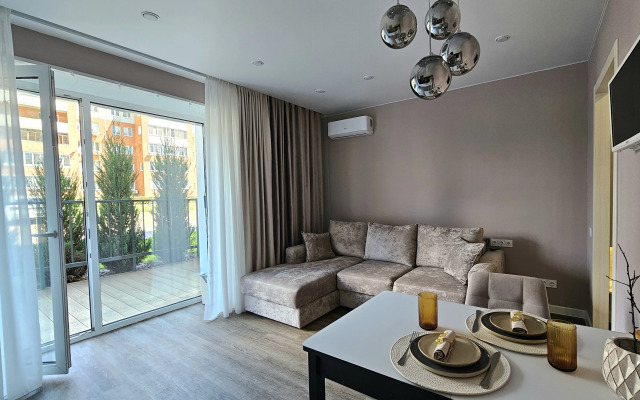Studiya S Terrasoy Na Italyyanskom Bulvare Flat