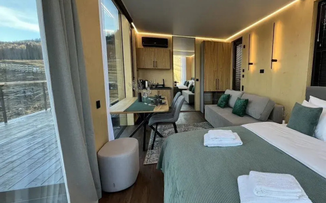 Zerkalny dom Sny Altaya s panoramnym vidom na tajgu i goru Splyk Private house
