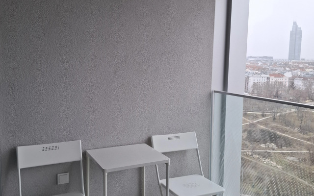 Zamechatelnaya Kvartira vo 2m Rayone Veny s Uyutnym Balkonom Flat