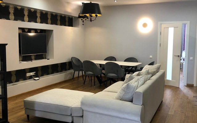 Апартаменты 4-комнатные HomeApart Сторожовская, 6