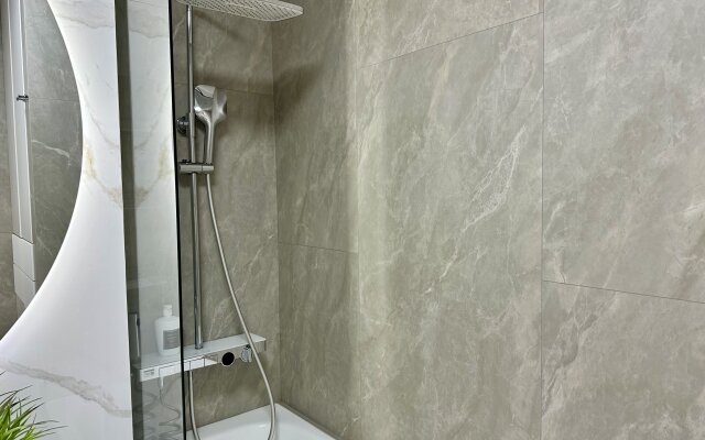 Dizaynerskaya Ryadom S Morem I Krasivym Vidom Flat