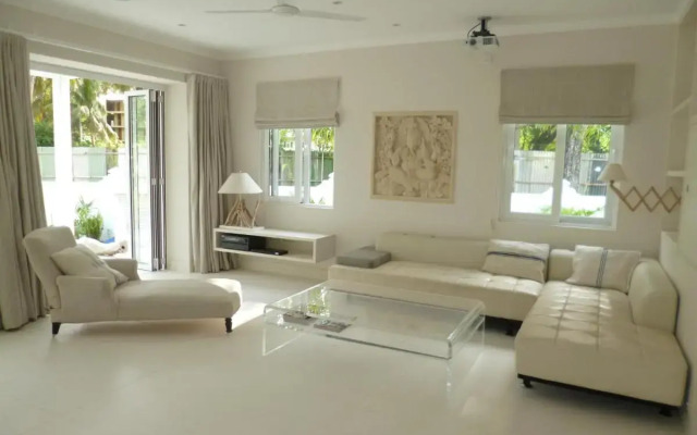 Mimi Beachfront Beau Vallon Villa