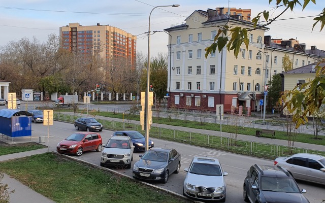 V Tsentre U Parka Izumrudnyij Apartments