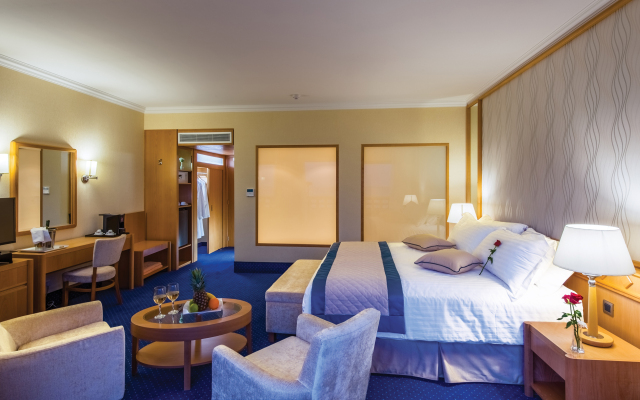 Constantinou Bros Athena Royal Beach Hotel
