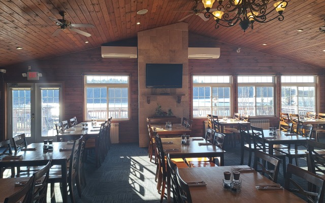 Курортный отель Ahmic Lake Resort