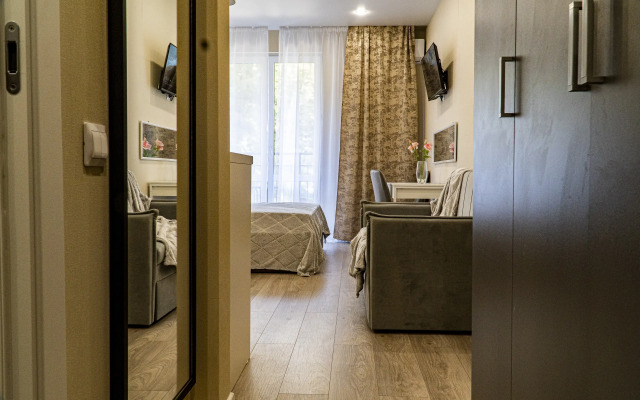 Studiya Kapri Khaus Chetyrekhmestnaya Zhk Letniy Flat