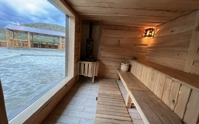 S baney, basseynom i mangalom Private house