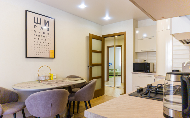 Dvuhkomnatnye v Svetlyh Tonah Vblizi Centra Goroda Apartments