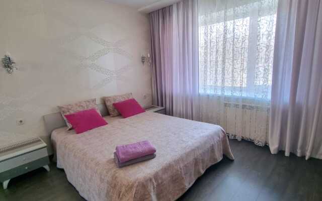 Tryohkomnatnye V Tsentre Goroda Po Istomina 41 Apartments