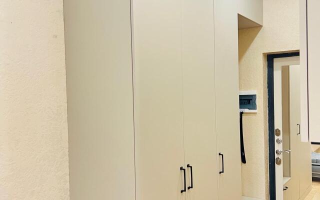 3 mestnye s balkonom i basseynom Apartments