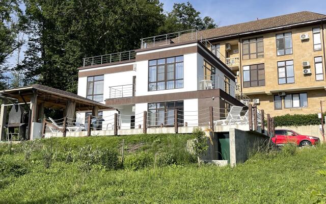 S basseynom i 5 master spalnyami Villa