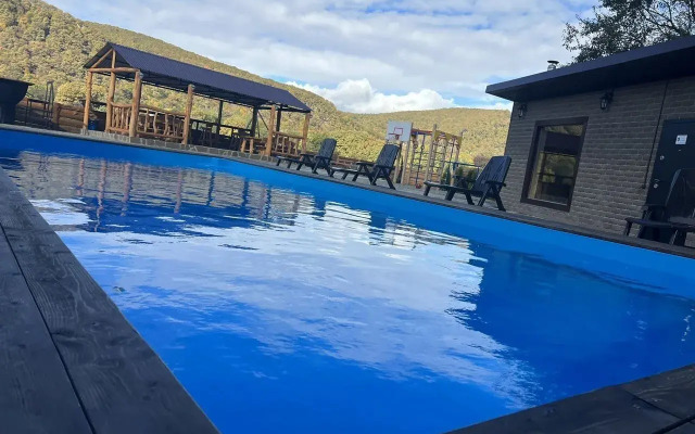 S baney basseynom i mangalom na beregu reki Private house
