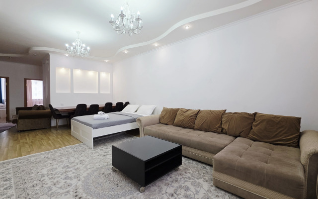 Trekhkomnatnye S Shikarnym Vidom Na Bayterek 251 Apartments