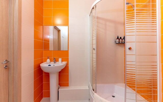 U Metro Parnas 1971 Apartment