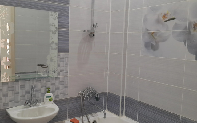 Mayak S Vidom Na More I Kreyser Flat