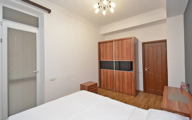 Trekhkomnatnaya Prostornaya na Severnom Prospekte, Hh556 Flat