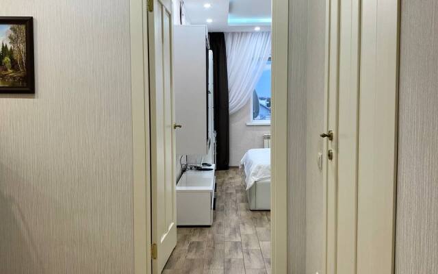 S dvumya spalnyami i balkonom Ajax Na Tyulpanov 41 Apartments