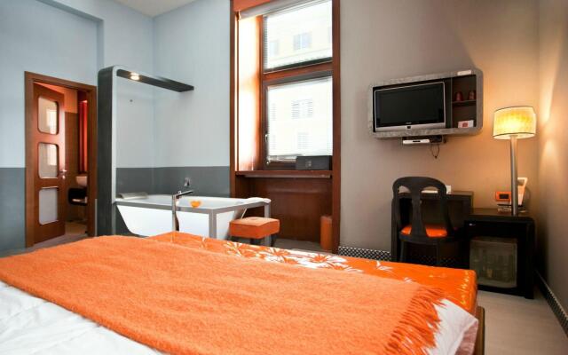 Orange Hotel