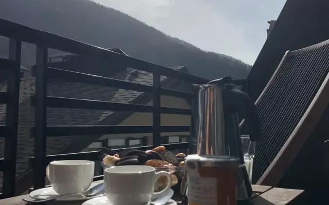 Студия с террасой с видом на горные вершины