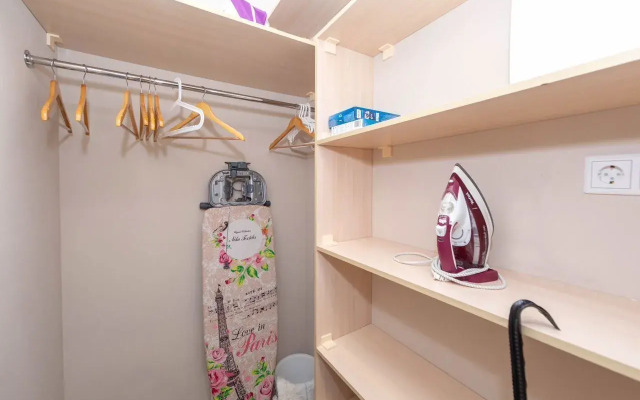 Na Samom Beregu Chyornogo Morya Flat