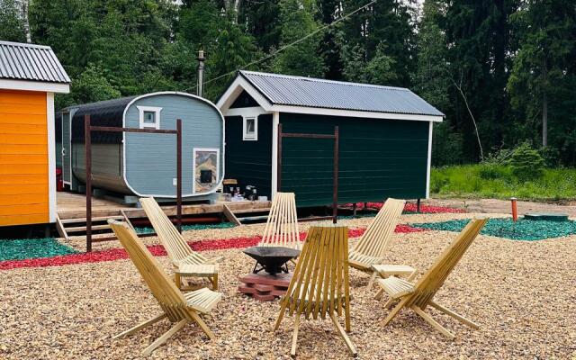 Zeleny Domik V Lesu Na Zhivopisnoy Ulitse Glamping