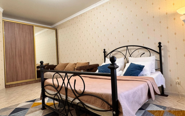Tolstogo 180b 1 Etazh Flat