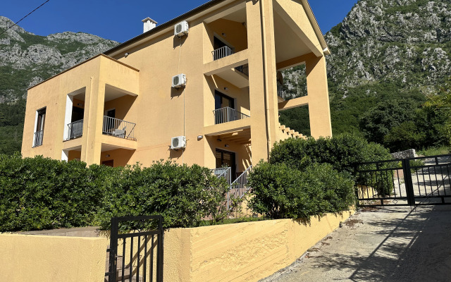 Villa Risan Aparthotel