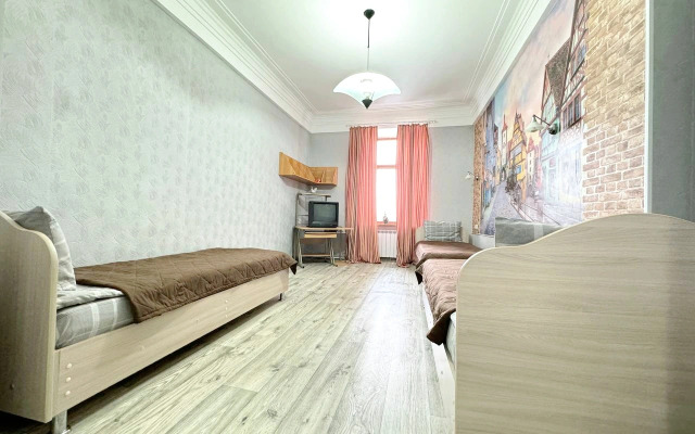 Квартира Трехкомнатная в Центре на Весенней напротив Драмтеатра