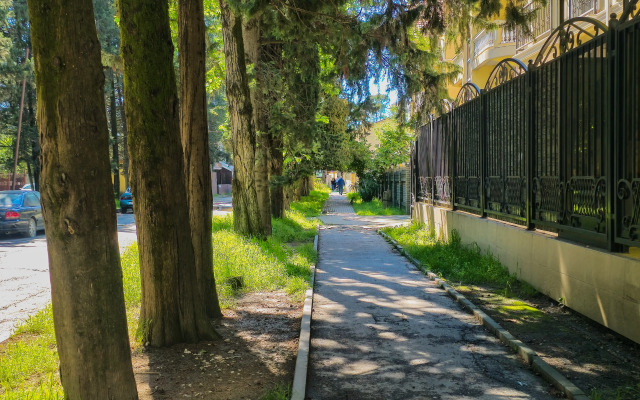 Studiya na tikhoy ulitse s krasivym fontanom vo dvore Flat
