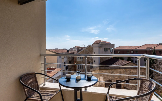 Contemporary Retreat in Bečići Apartments