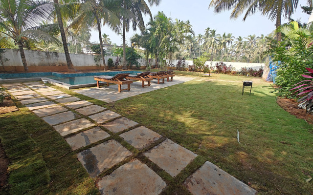 SOLS Backyard Bungalow