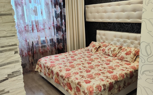 Roskoshnaya Kvartira V Tsentre Cheboksar Flat